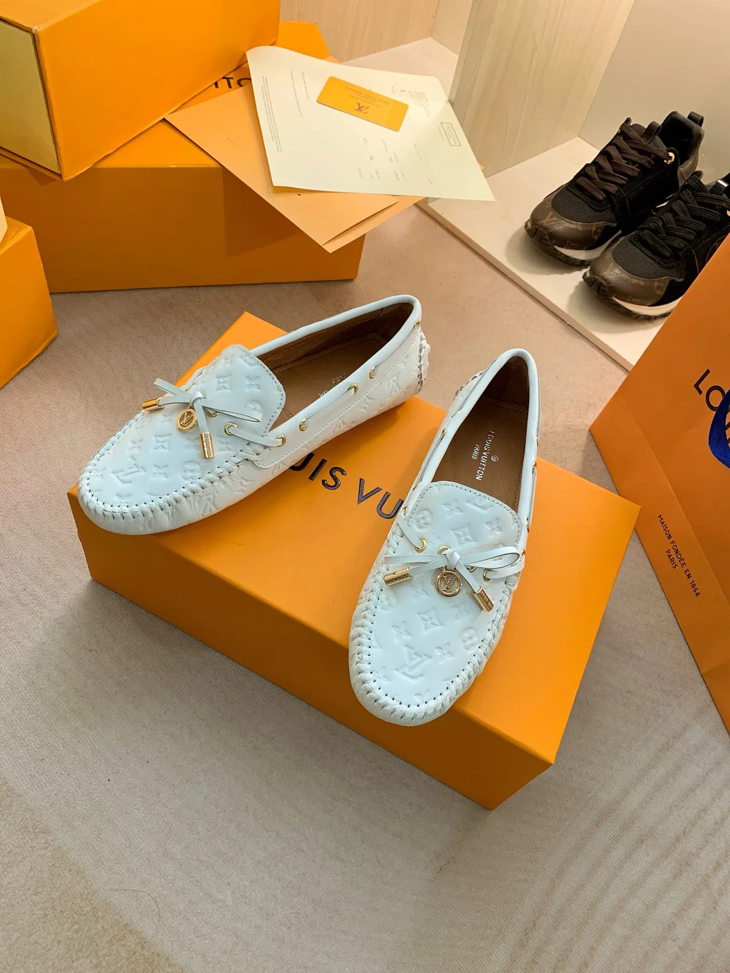 p460💰Couple model❤️🇫🇷 𝙇𝙤𝙪𝙞𝙨 𝙑𝙪𝙞𝙩𝙩𝙤𝙣 🇫🇷Louis Vuitton 2023 Classic𝓛𝓿 𝓣𝓻𝓪𝓲𝓷𝓮𝓻 Sports Series ➪➪➪¯ [Arizona Doudou Shoes Series] ▪️▪️▪️Arizona slip-on shoes are made of Monogram Eclipse canvas. Its hand-painted and dyed edges and hand-sewn uppers fully demonstrate Louis Vuitton's traditional shoemaking craftsmanship. This slip-on shoe is very lightweight. The integrated tongue and upper make it particularly comfortable and flexible. The soft outsole is equipped with rubber padding. Decorated with matching sash. Detailed features: ☑️Monogram Eclipse canvas ☑️Black Eclipse pattern ☑️Hand-painted shoe edges ☑️Hand-sewn uppers (each pair takes time to process) ☑️Integrated tongue and upper construction ☑️Outsole equipped with rubber lining ☑️size: 35_46